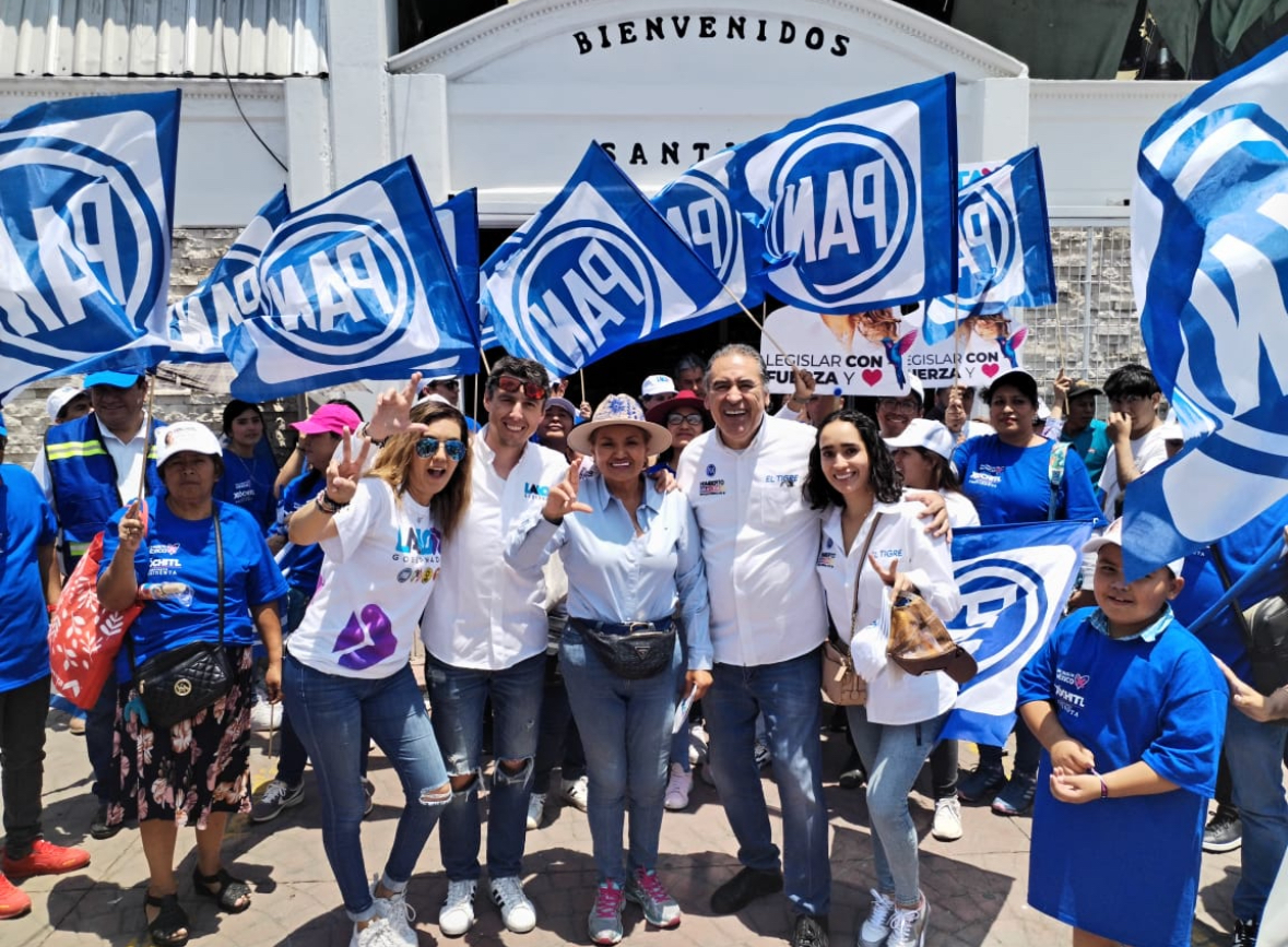 Humberto Aguilar Convive Con Locatarios Del Tianguis De Santiago