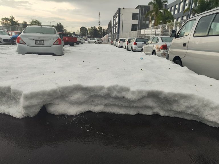Granizo pinta de blanco la zona de los estadios - Primera Plana Puebla
